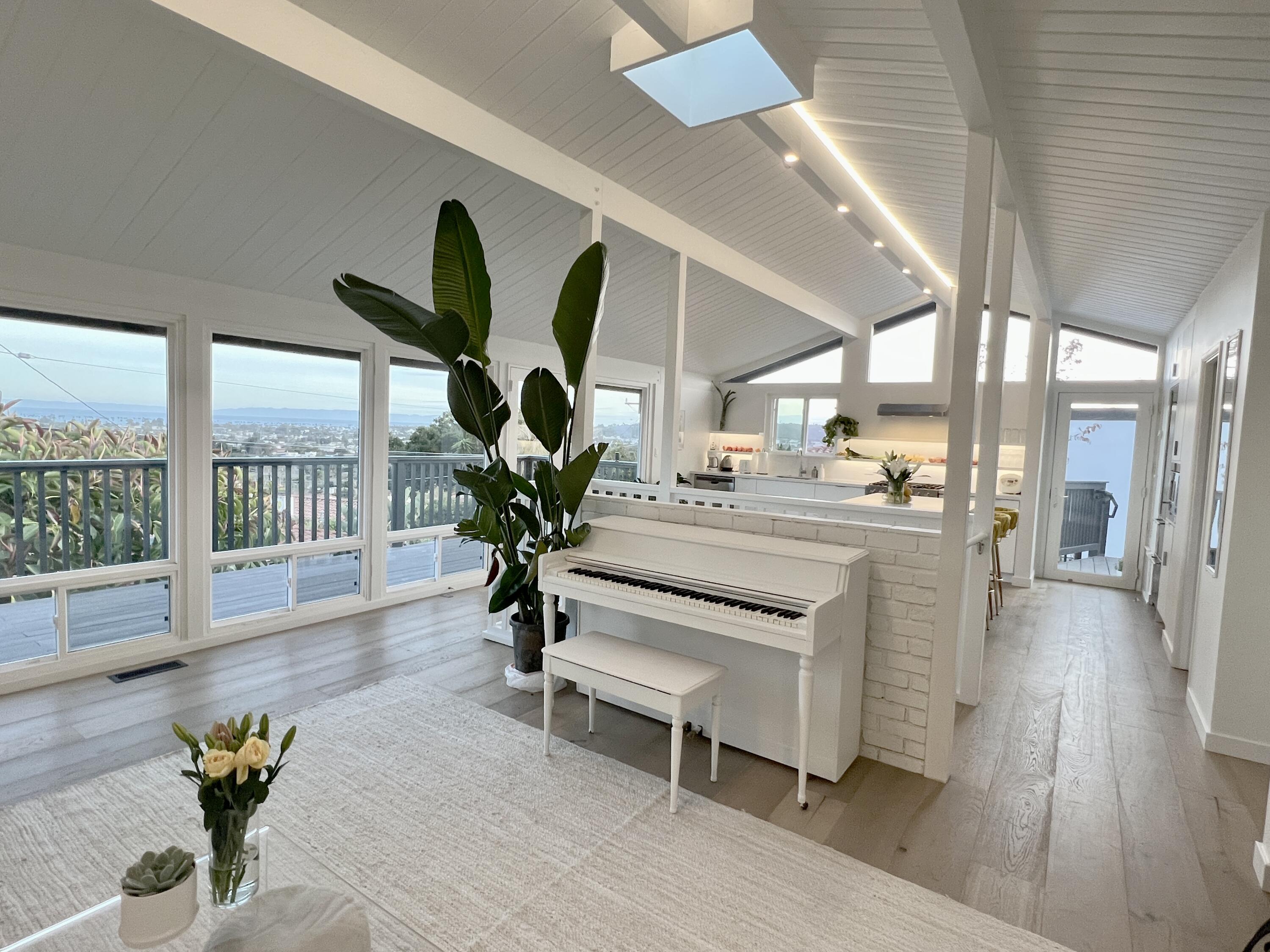 1252 De La Guerra Road