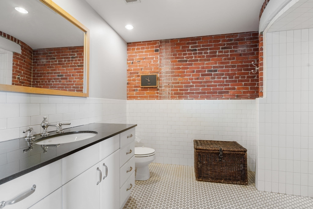 9 W Broadway # 512