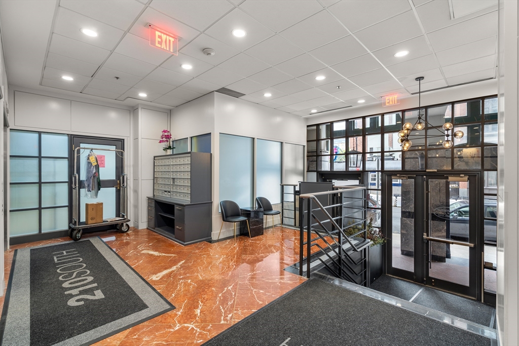 210 South St # 2 Unit: PH 11-2