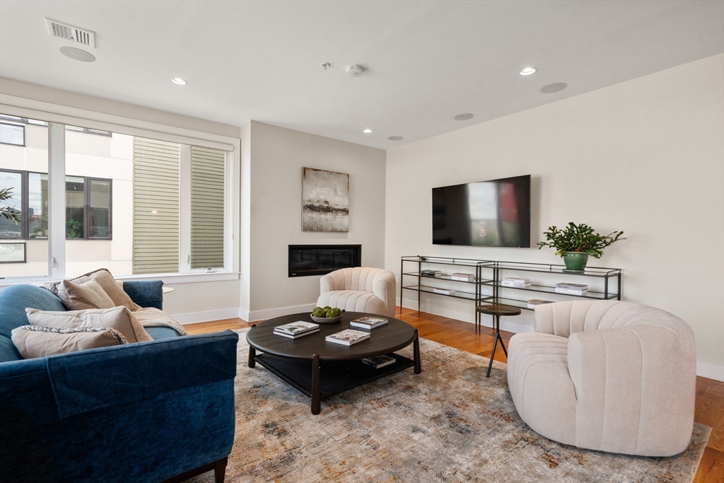 405 West First St # 01 Unit: 1-01
