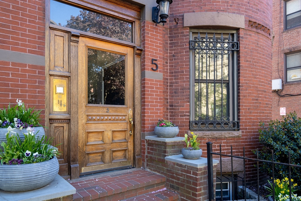 5 Albemarle St # 5