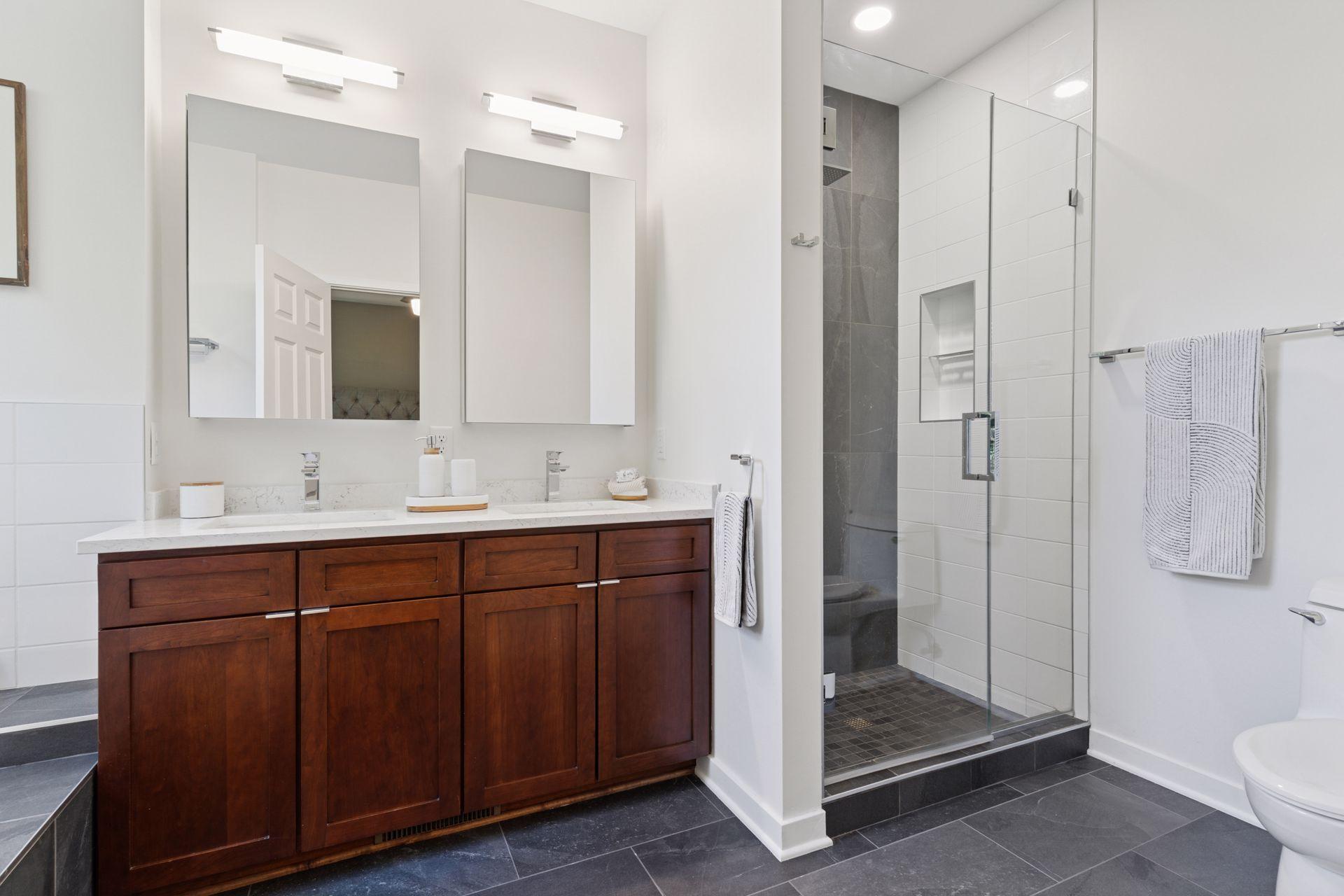 221 1st Avenue NE Unit: 27