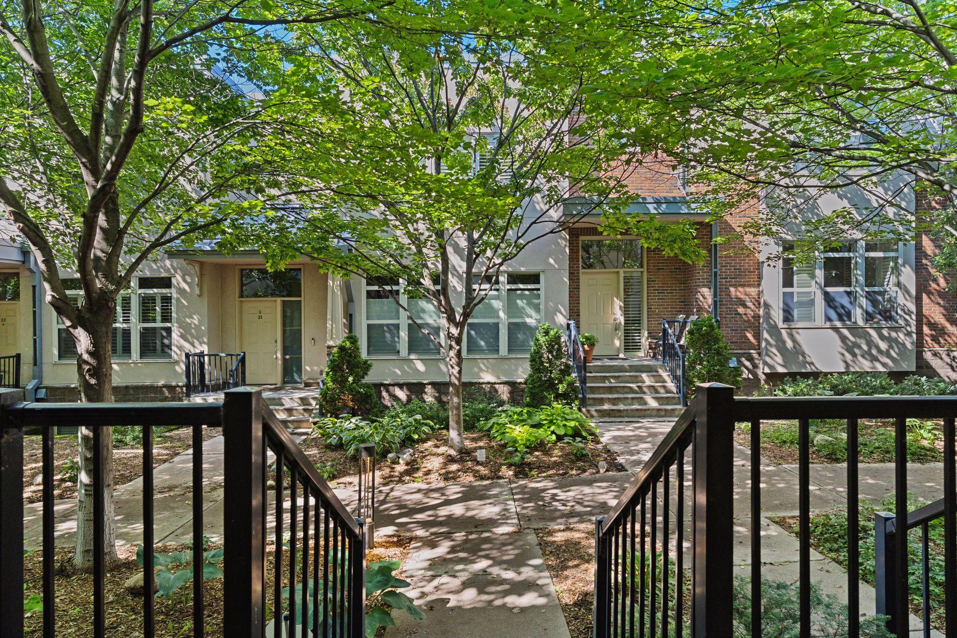 221 1st Avenue NE Unit: 27