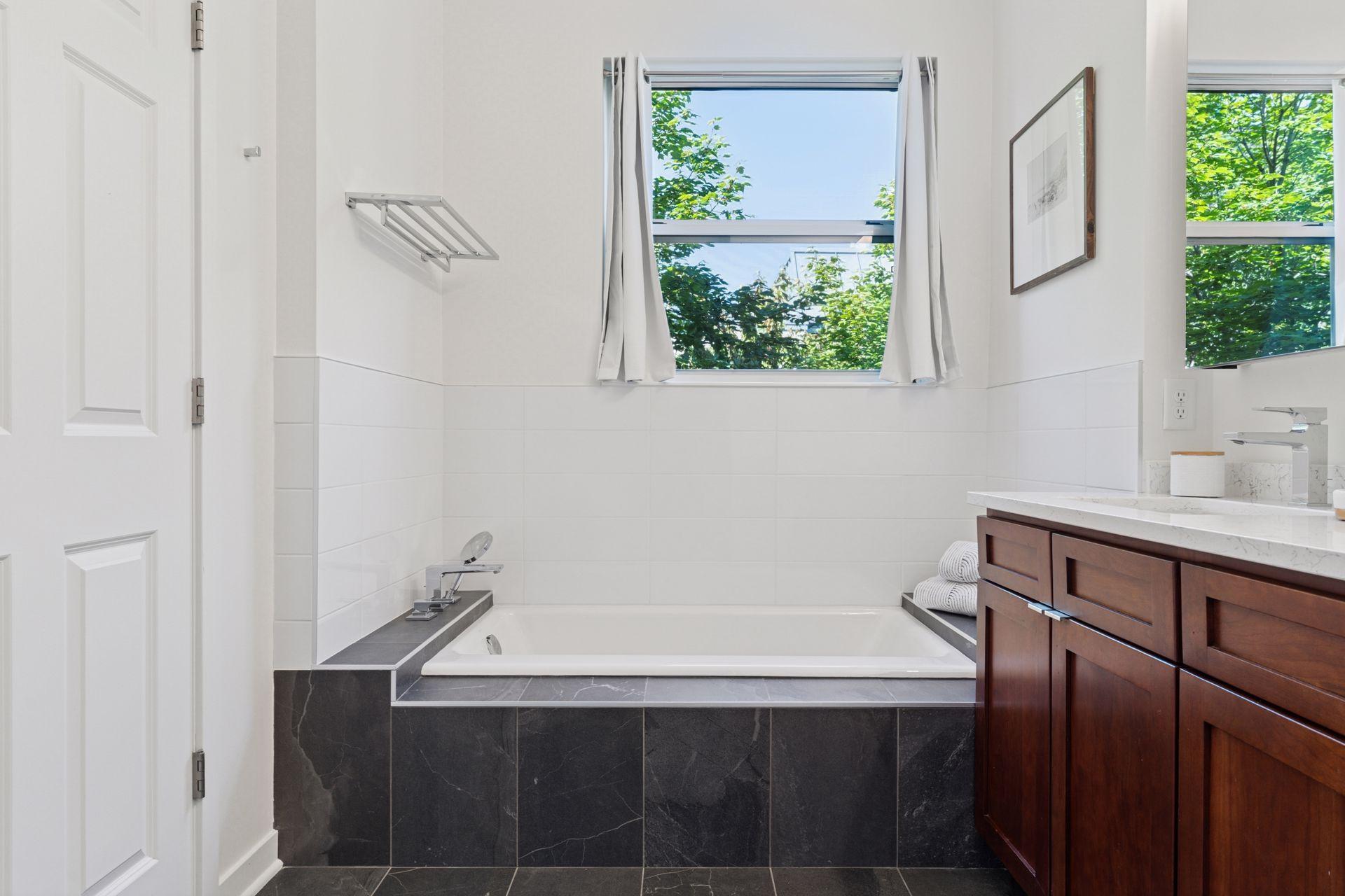 221 1st Avenue NE Unit: 27