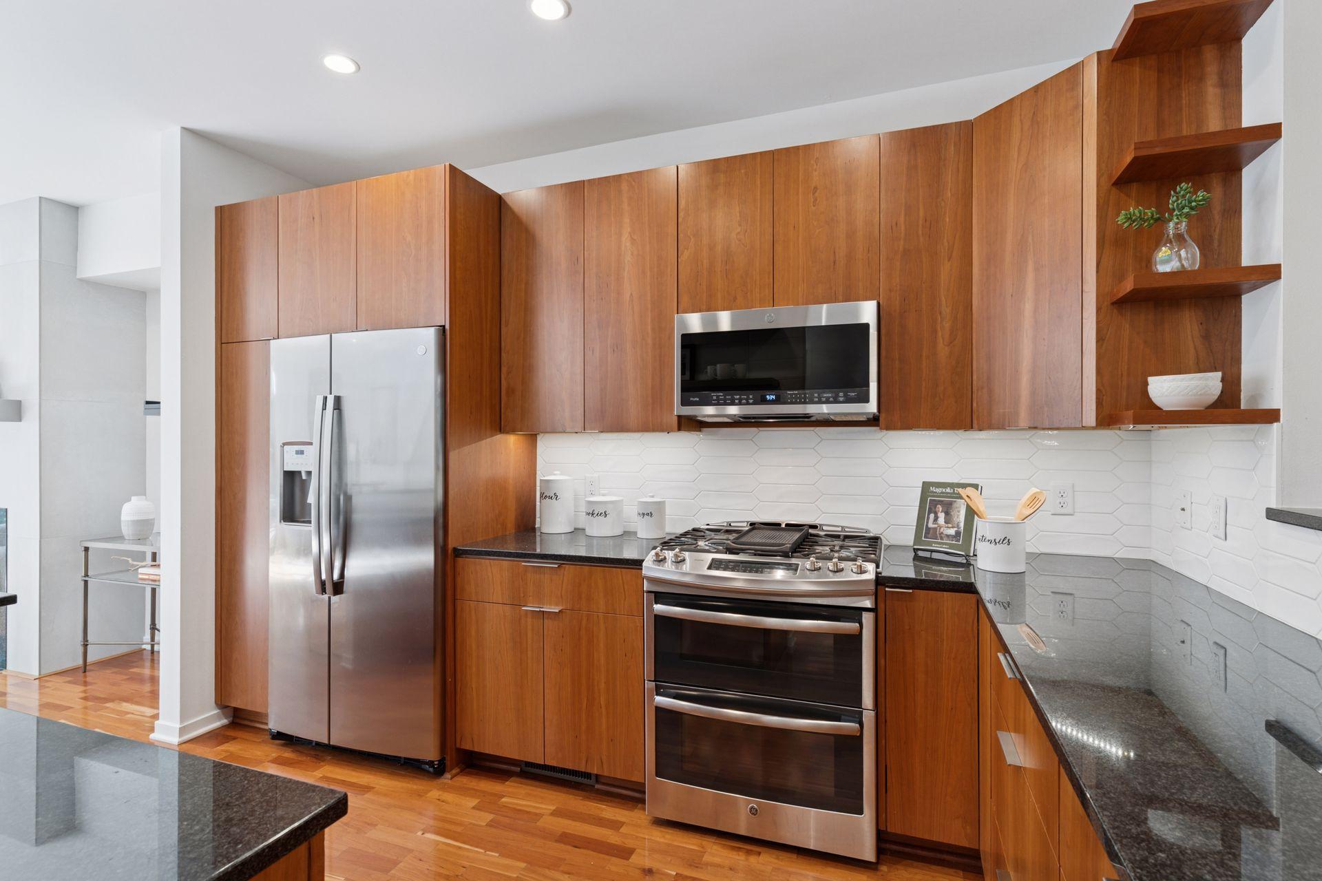 221 1st Avenue NE Unit: 27