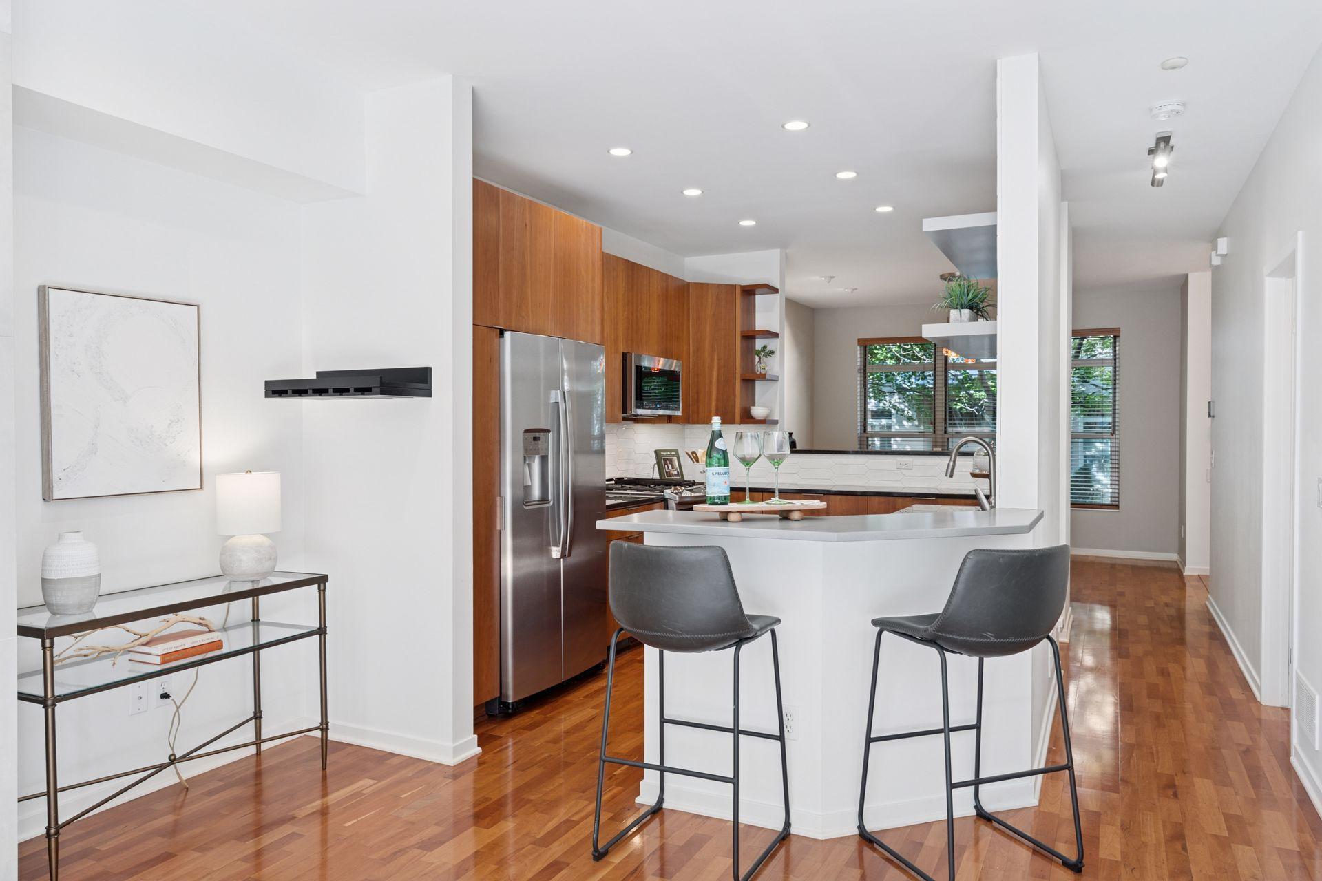 221 1st Avenue NE Unit: 27