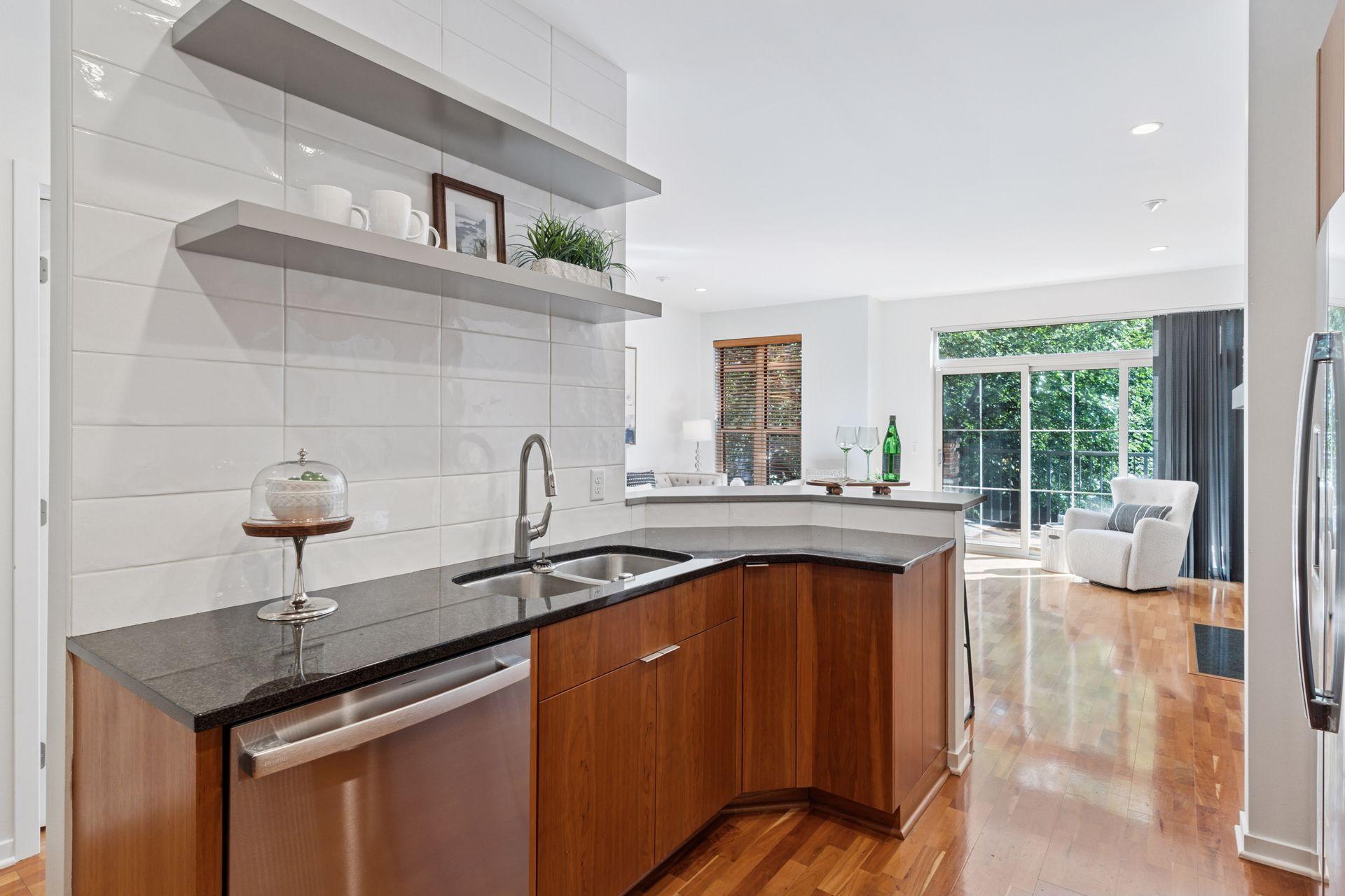 221 1st Avenue NE Unit: 27