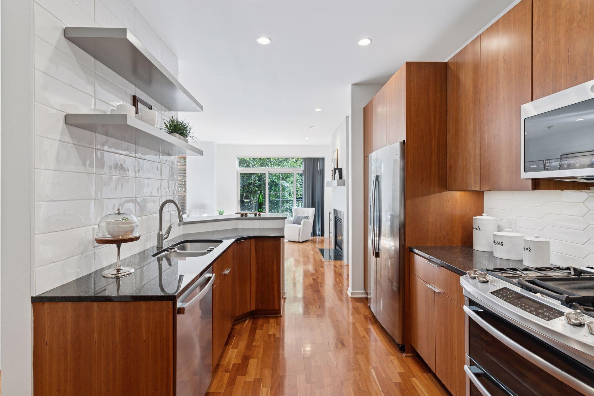 221 1st Avenue NE Unit: 27