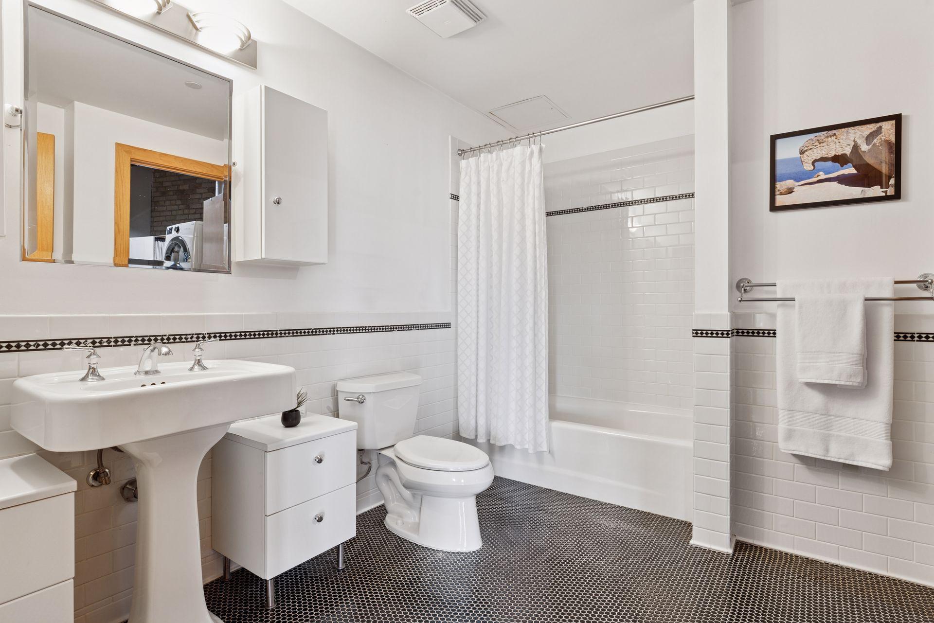 404 Washington Avenue N Unit: 402