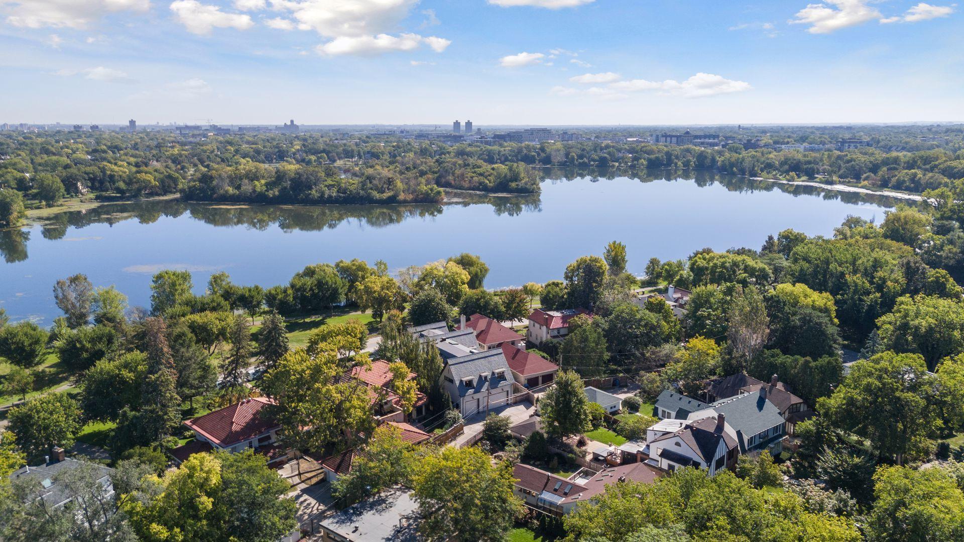 2552 W Lake Of The Isles Parkway