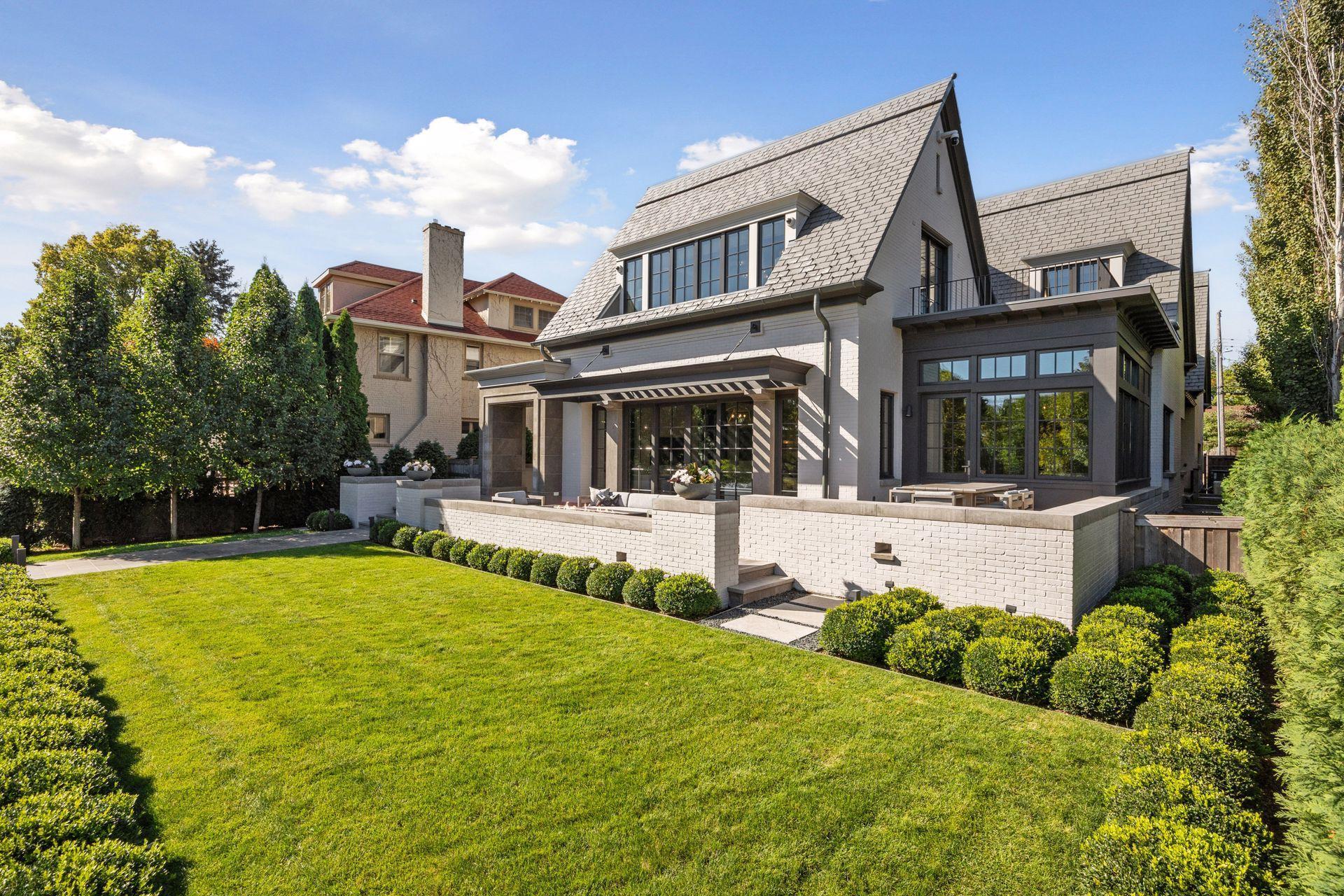 2552 W Lake Of The Isles Parkway