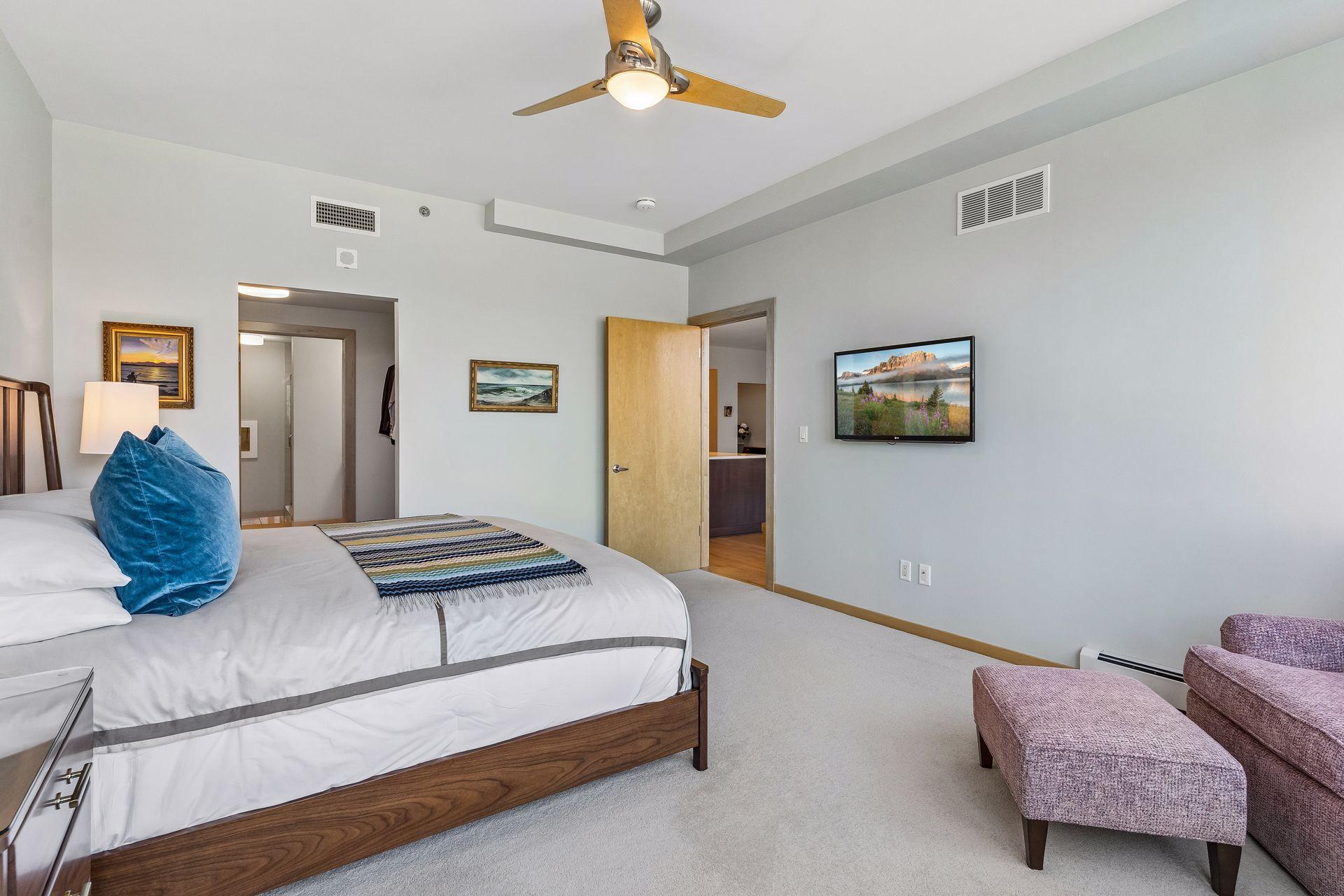 215 10th Avenue S Unit: 212