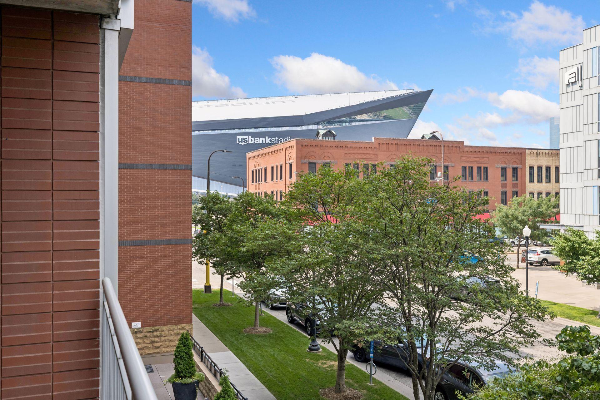 215 10th Avenue S Unit: 220