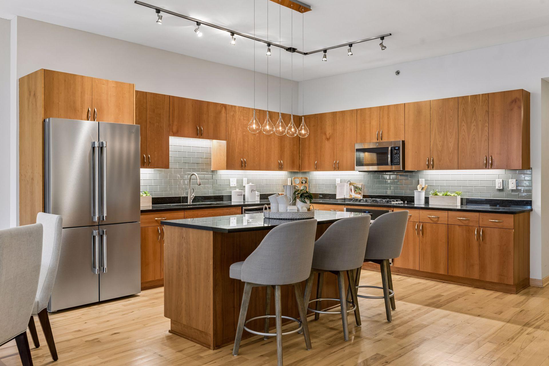 215 10th Avenue S Unit: 220
