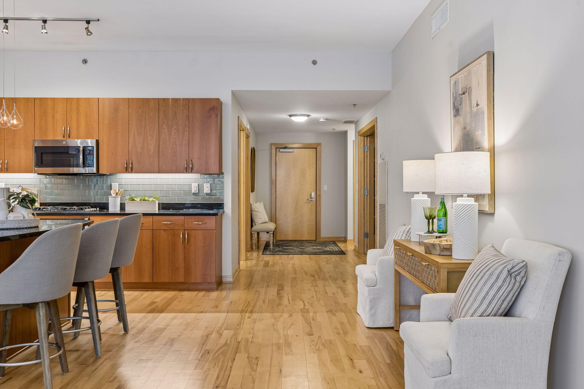 215 10th Avenue S Unit: 220