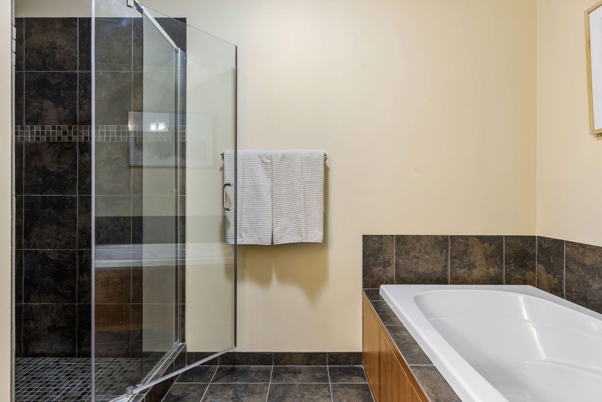 215 10th Avenue S Unit: 220