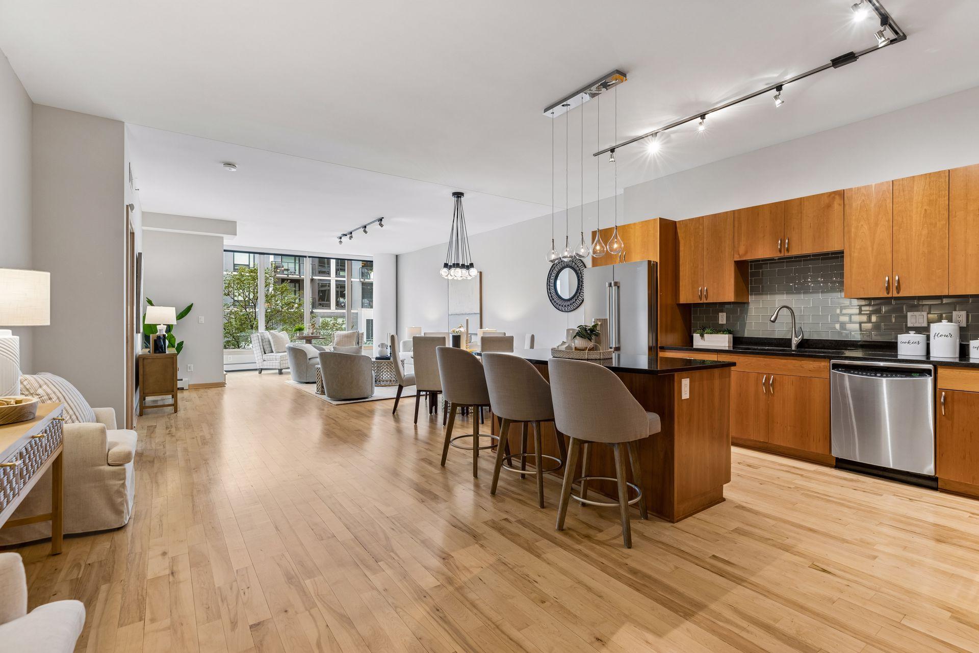 215 10th Avenue S Unit: 220