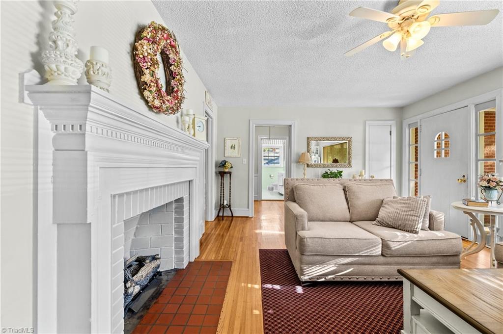 938 Cliff Road