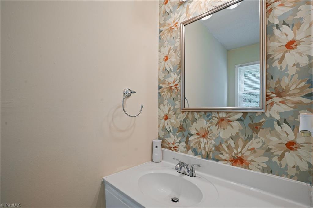 5006 Woodsboro Lane, Winston-Salem