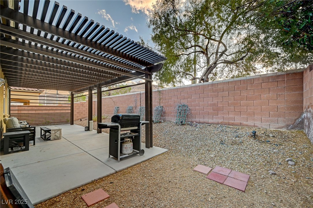 6077 Honeysuckle Ridge Street