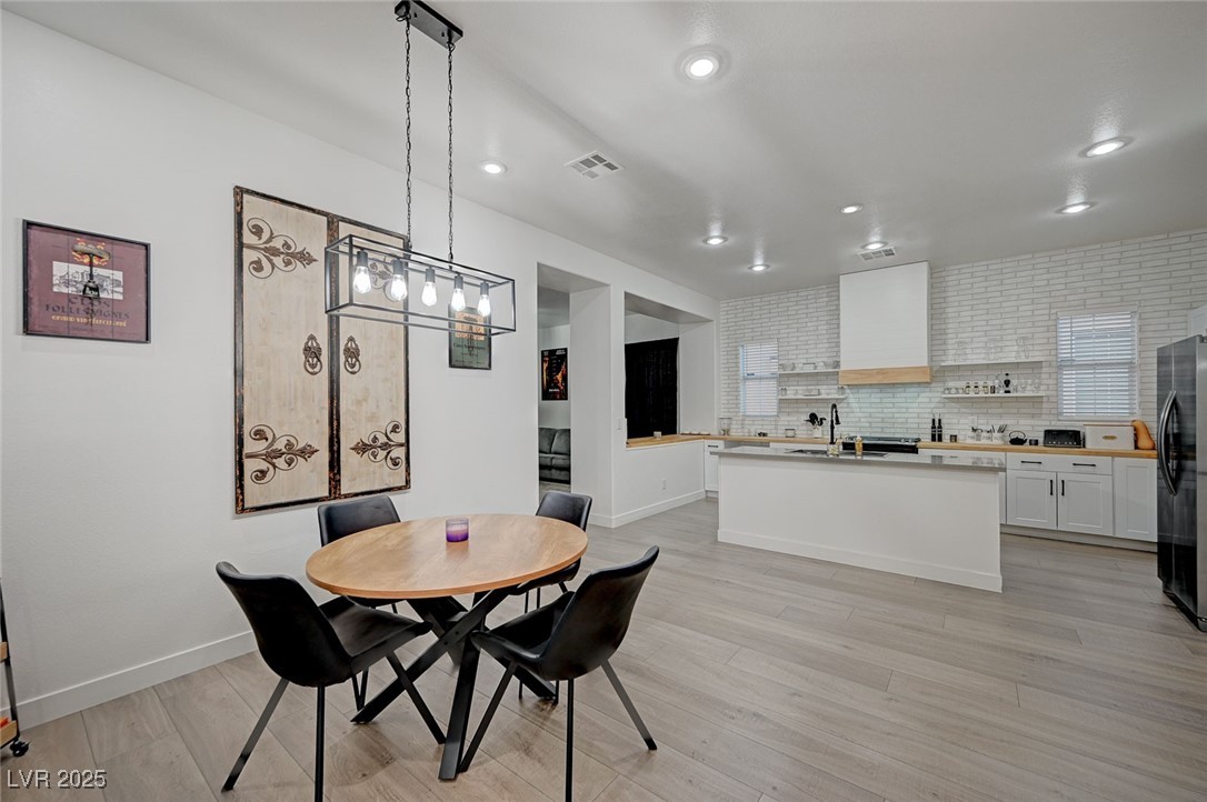 6077 Honeysuckle Ridge Street