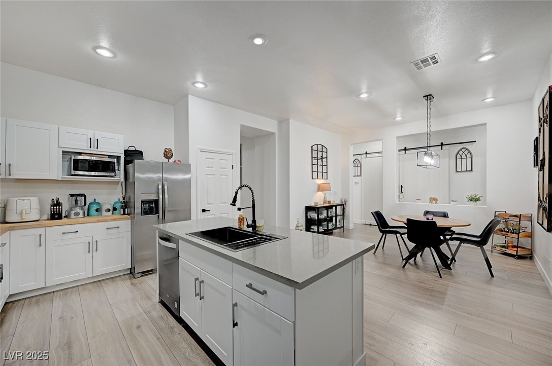 6077 Honeysuckle Ridge Street