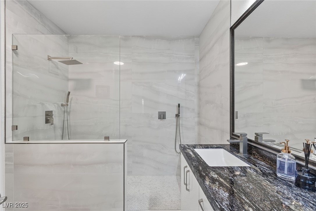 1704 Queen Victoria Street 203
