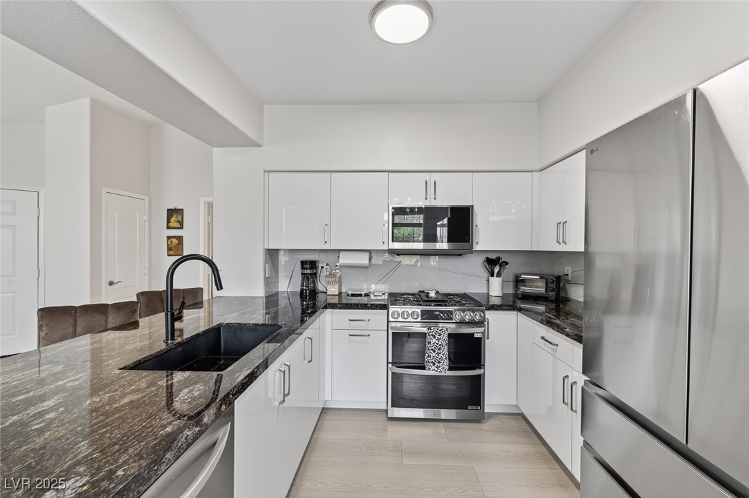1704 Queen Victoria Street 203