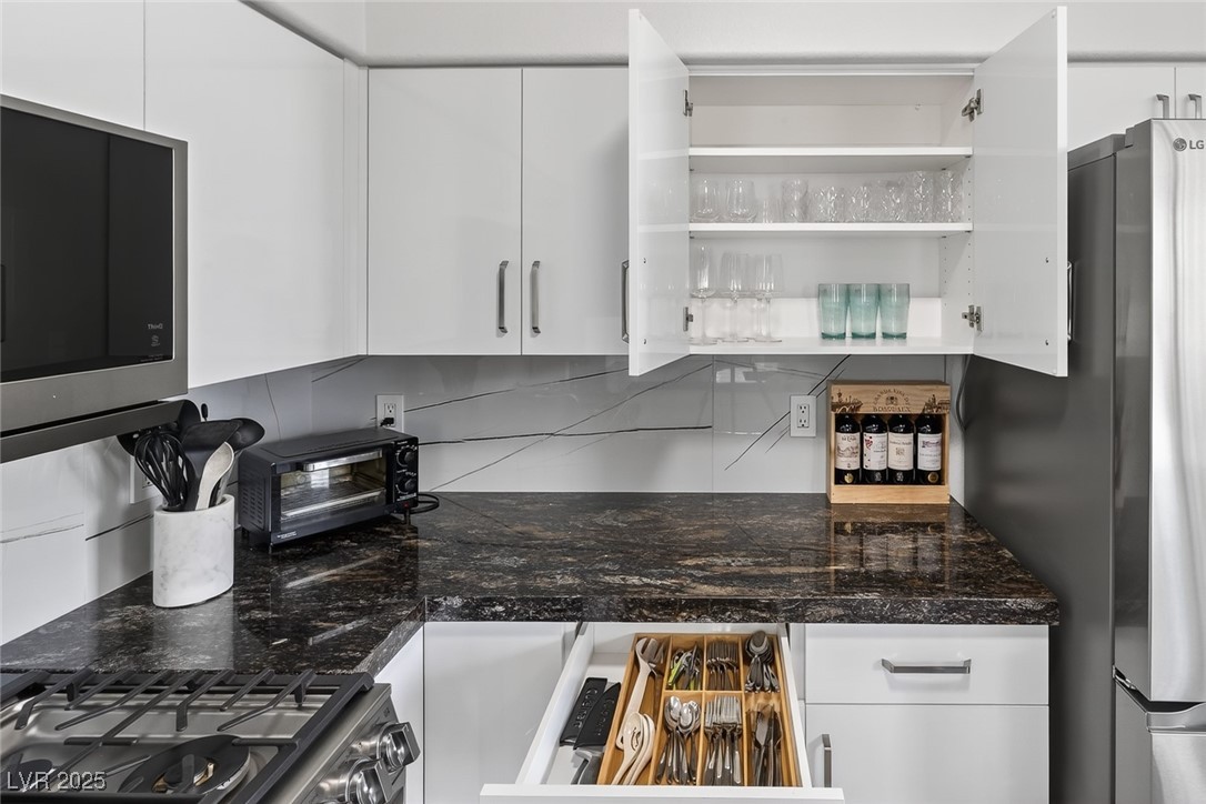 1704 Queen Victoria Street 203