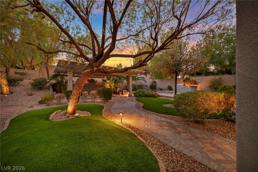 17 Winding Road