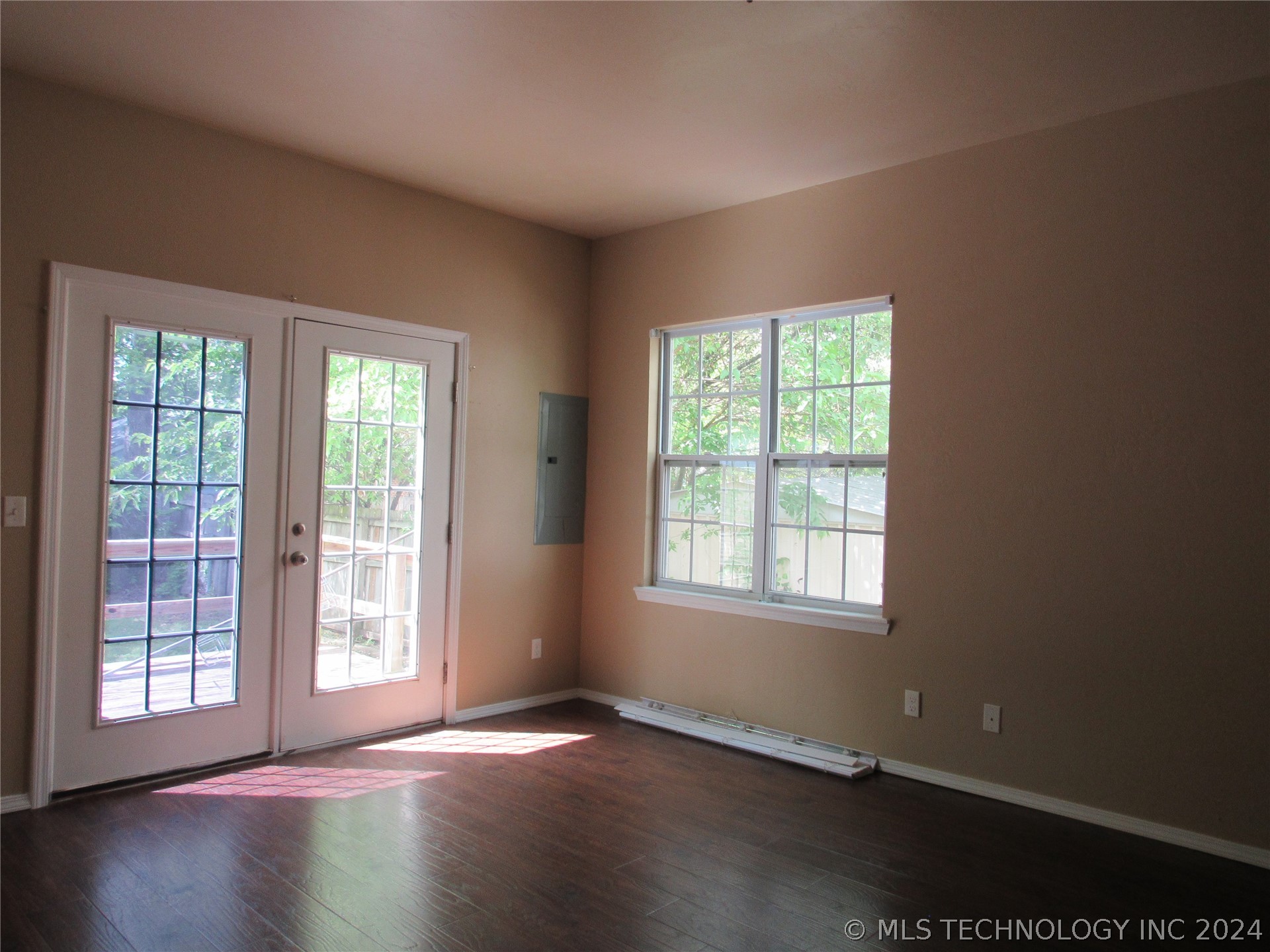 1305 S Johnston