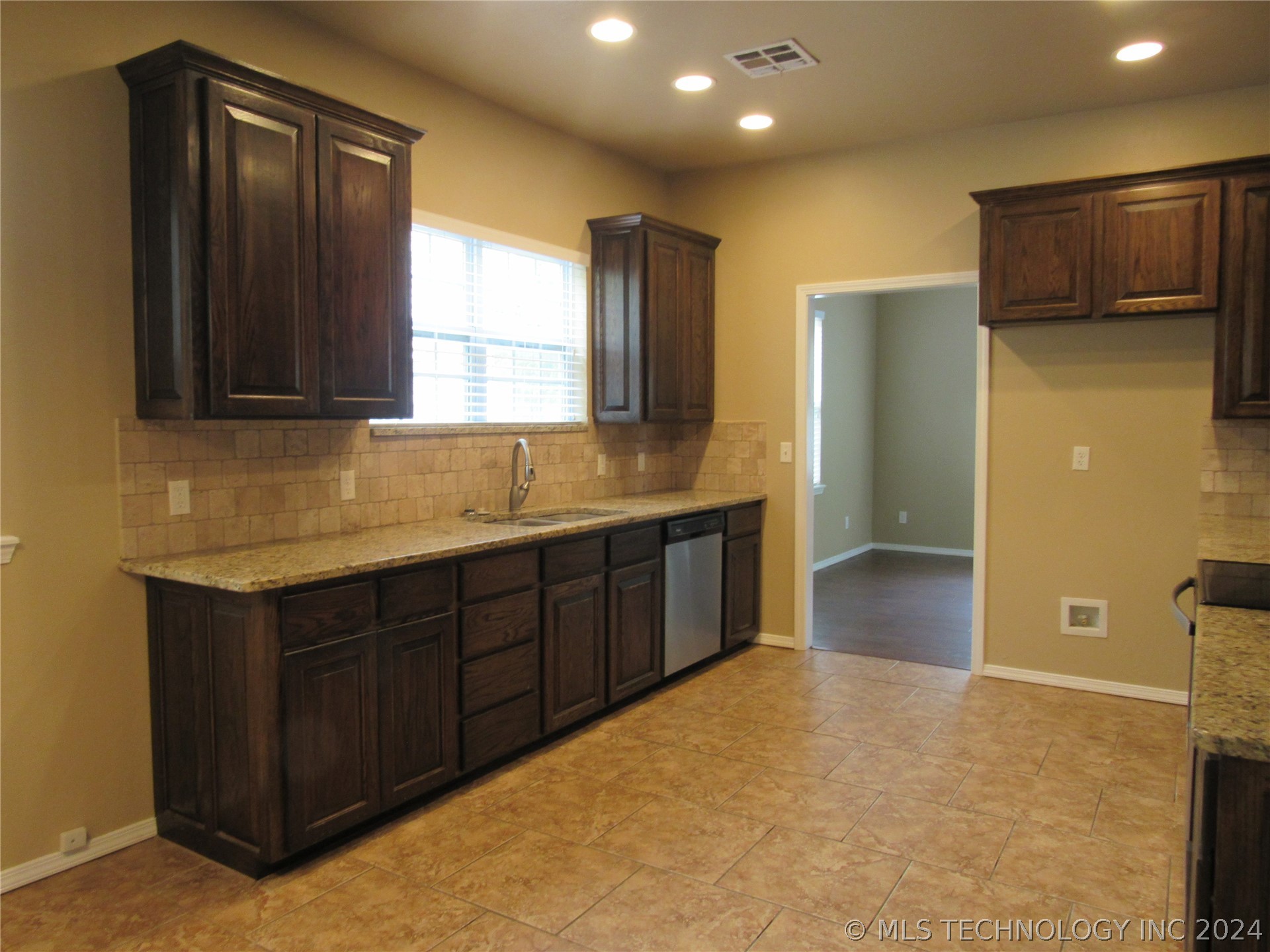 1305 S Johnston