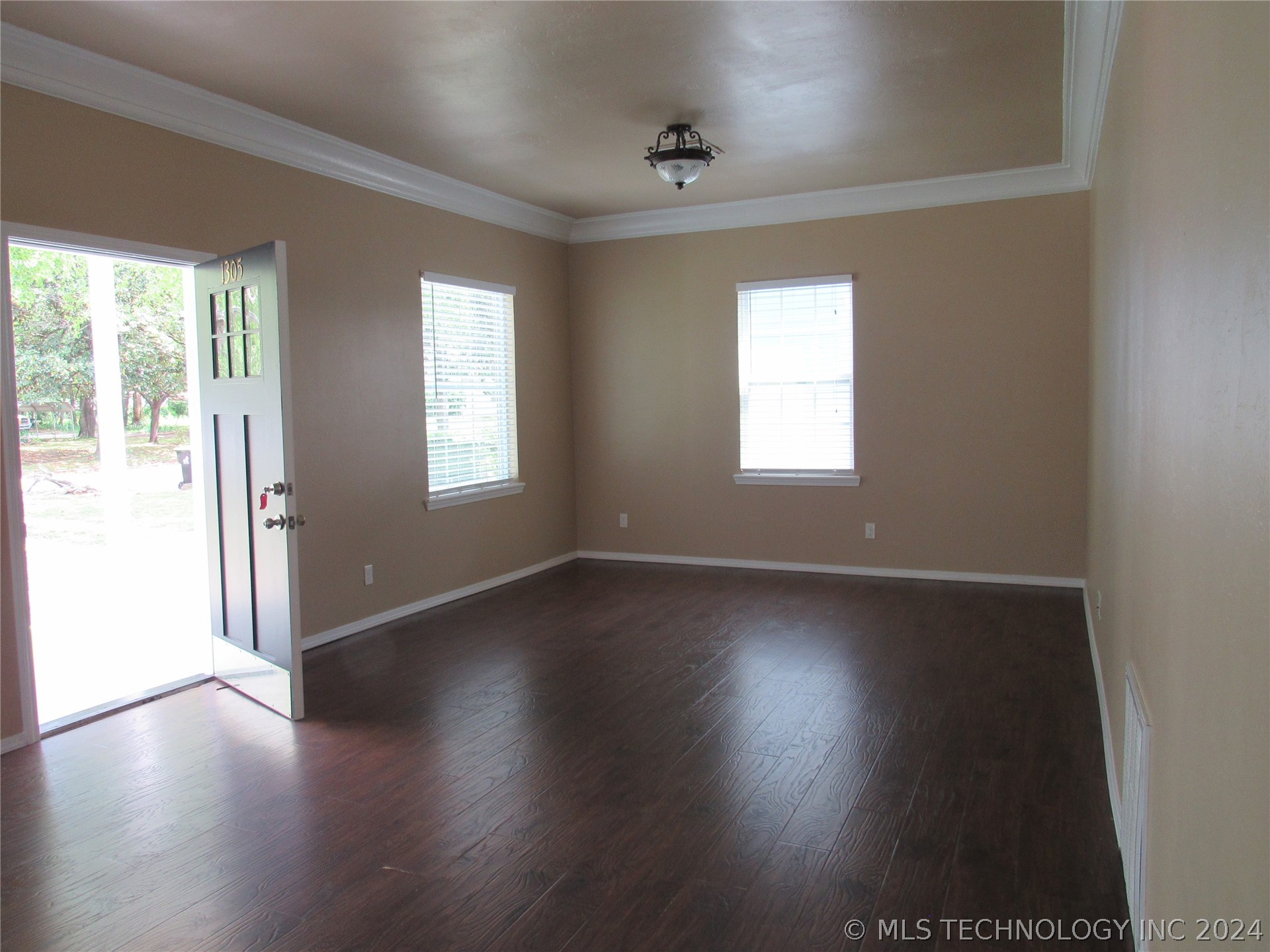 1305 S Johnston