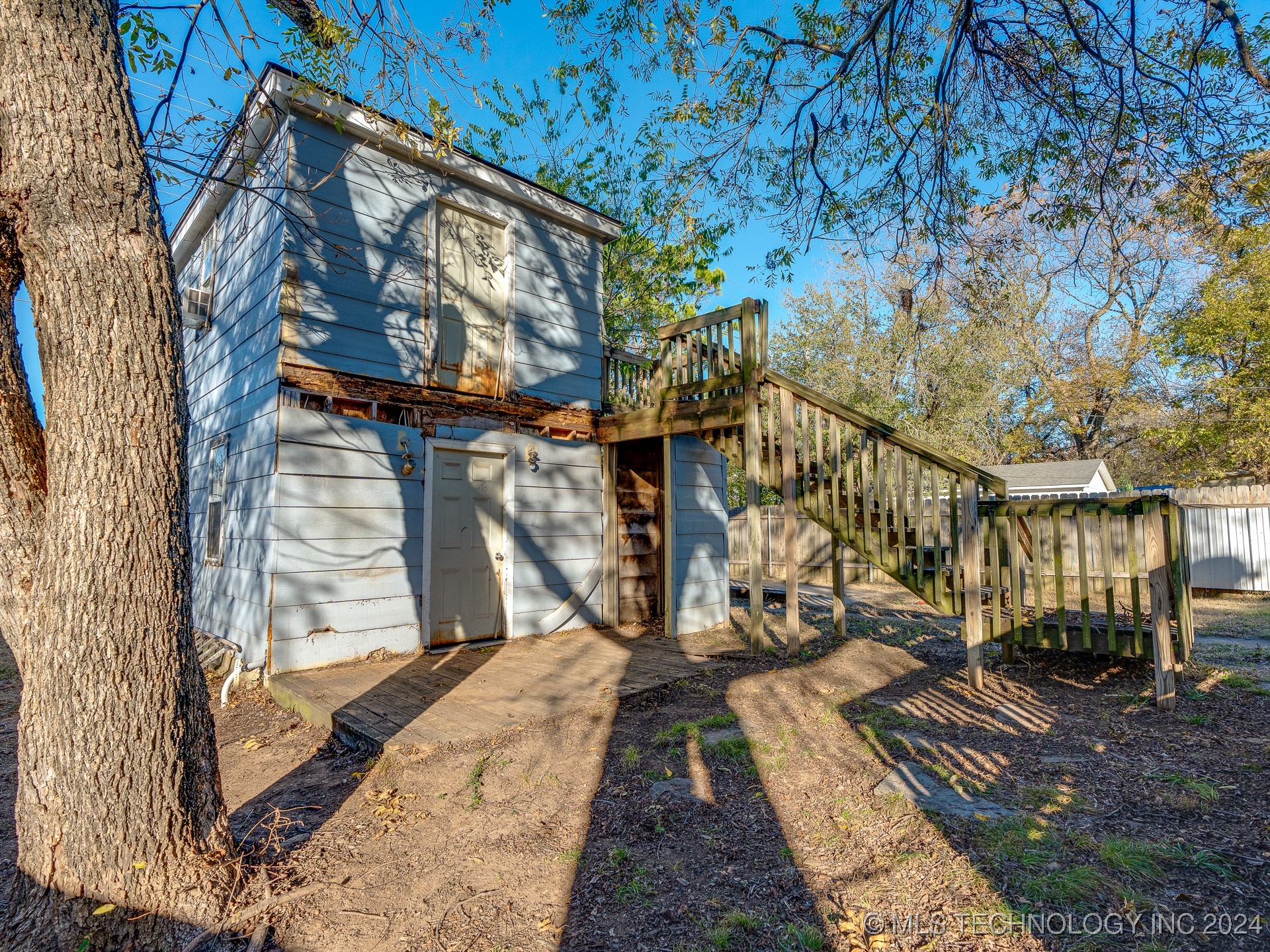 1116 E 8th