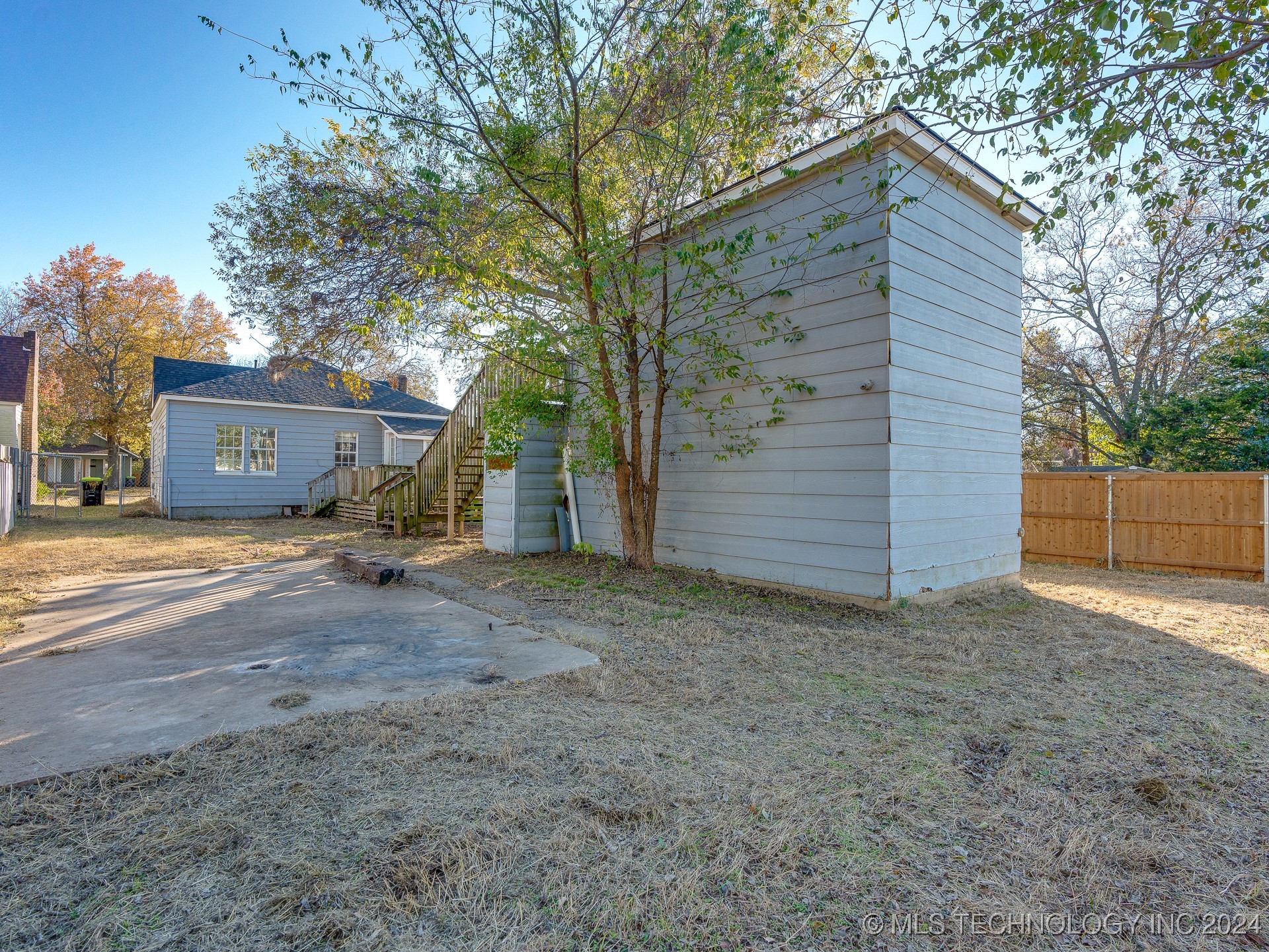 1116 E 8th