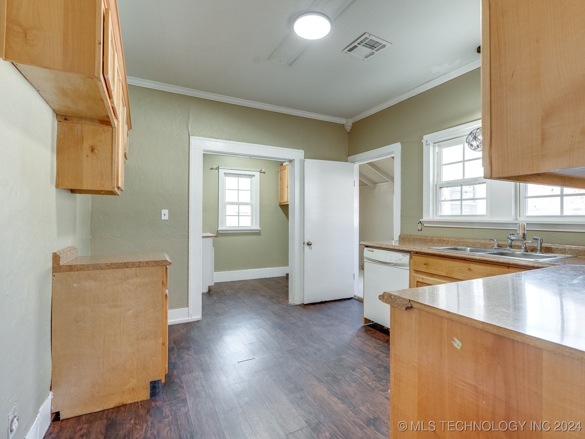1225 S Johnston
