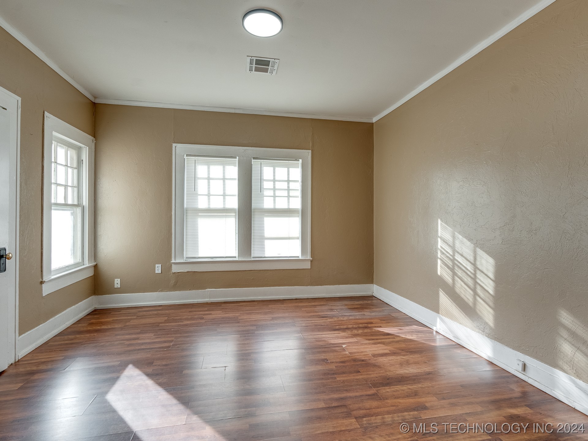 1225 S Johnston