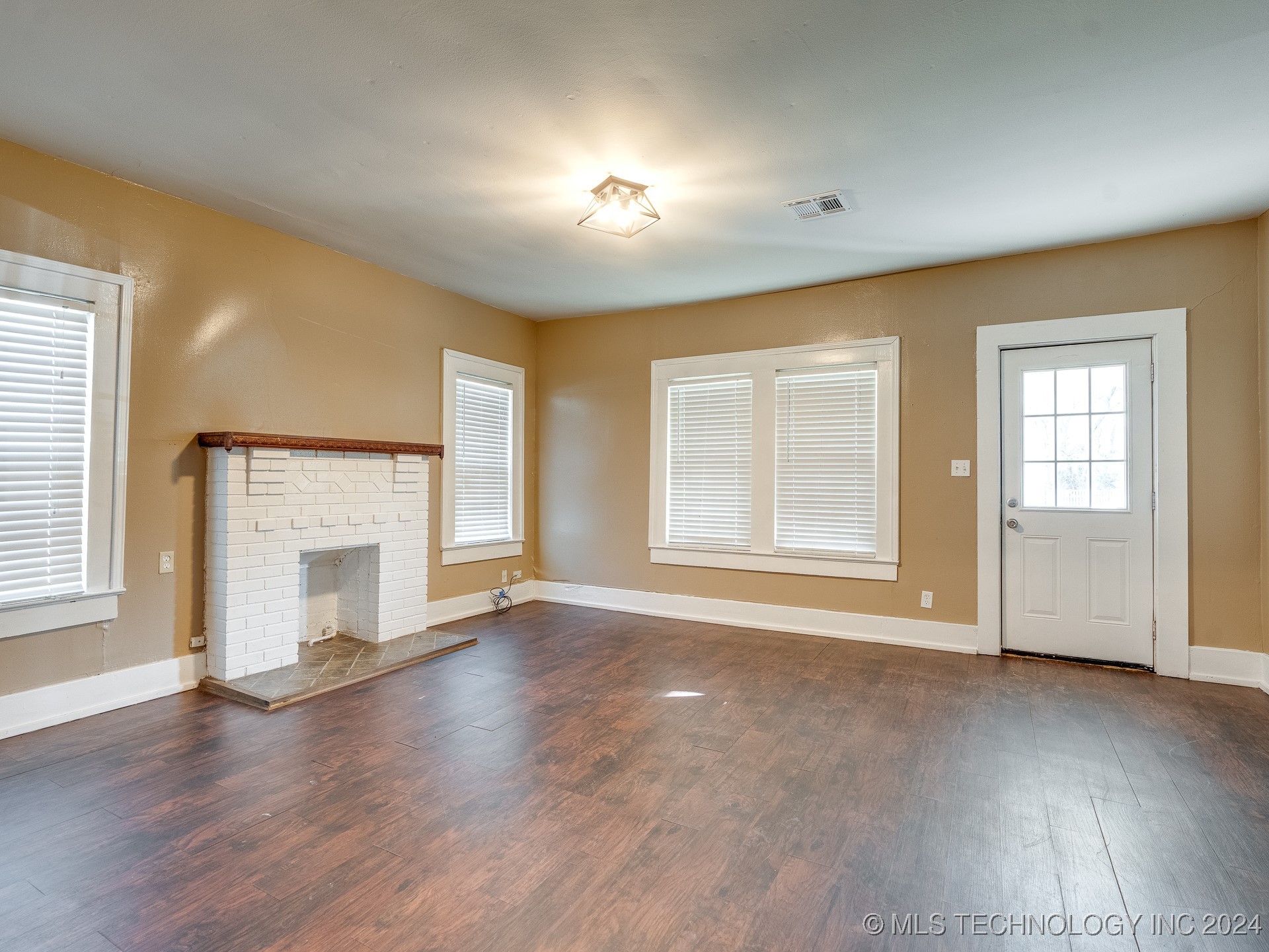 1225 S Johnston