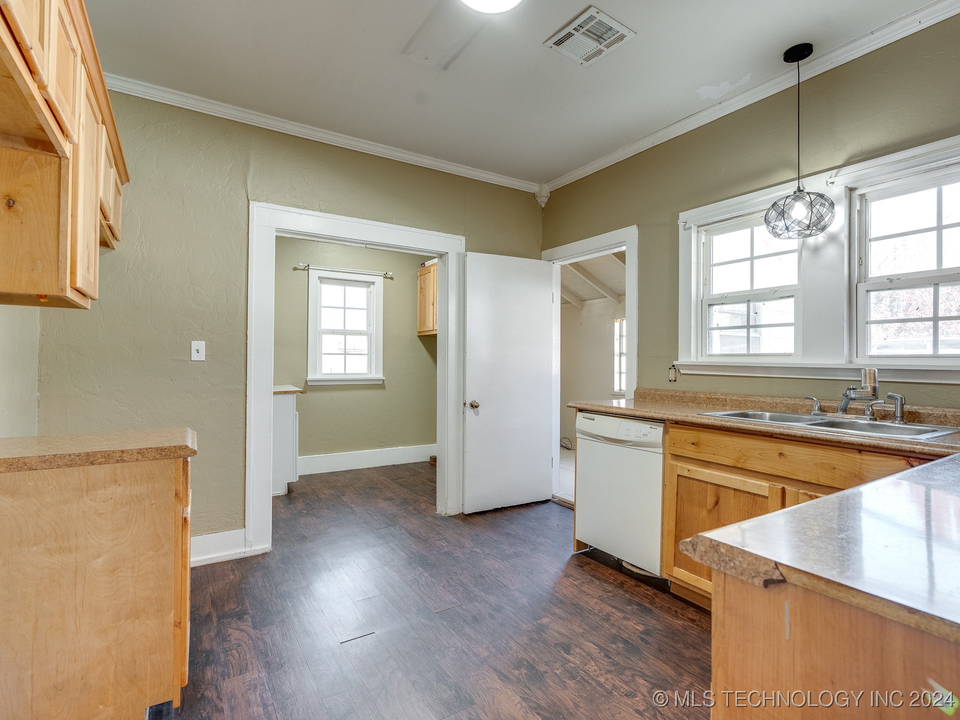 1225 S Johnston
