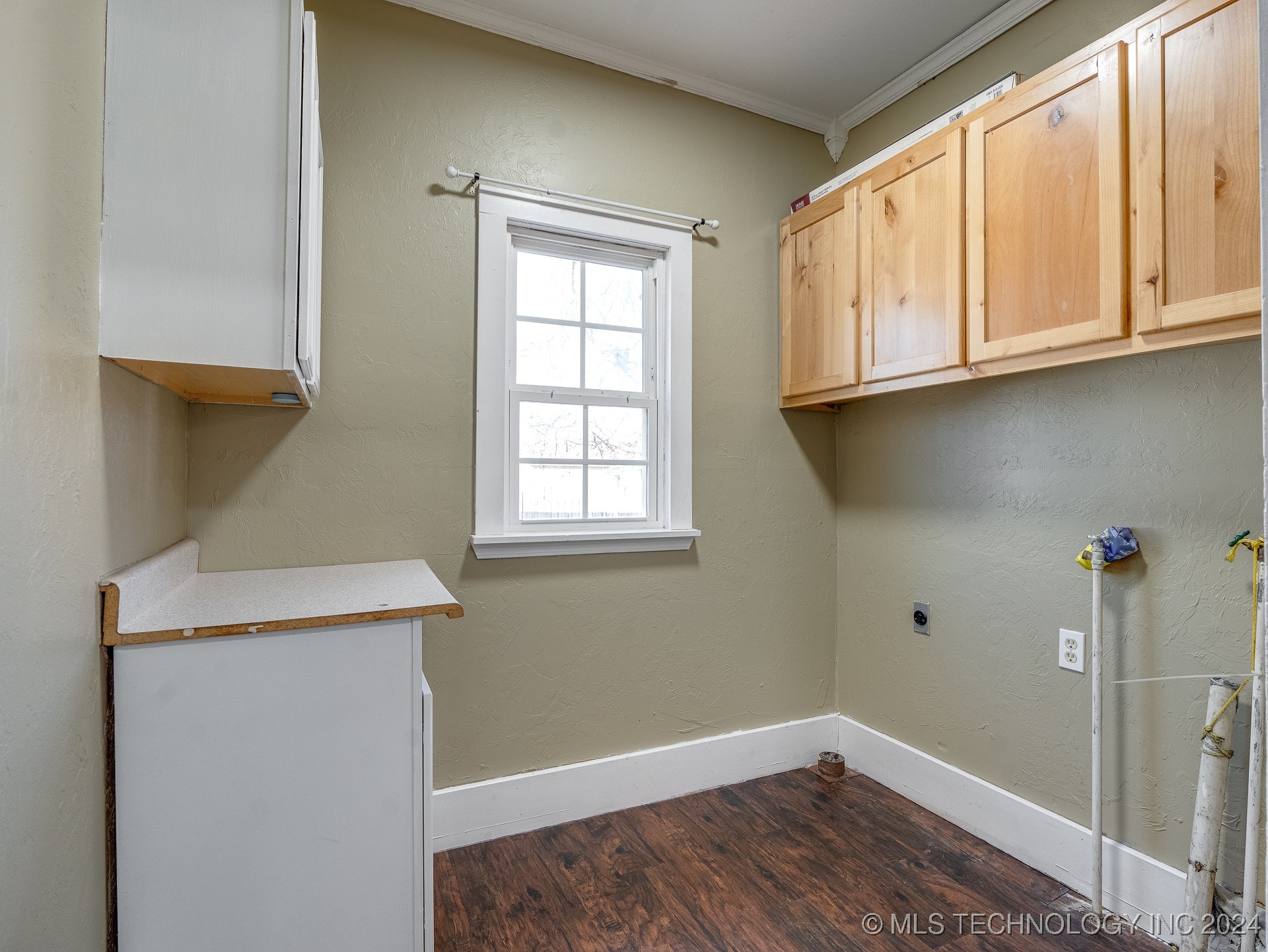 1225 S Johnston
