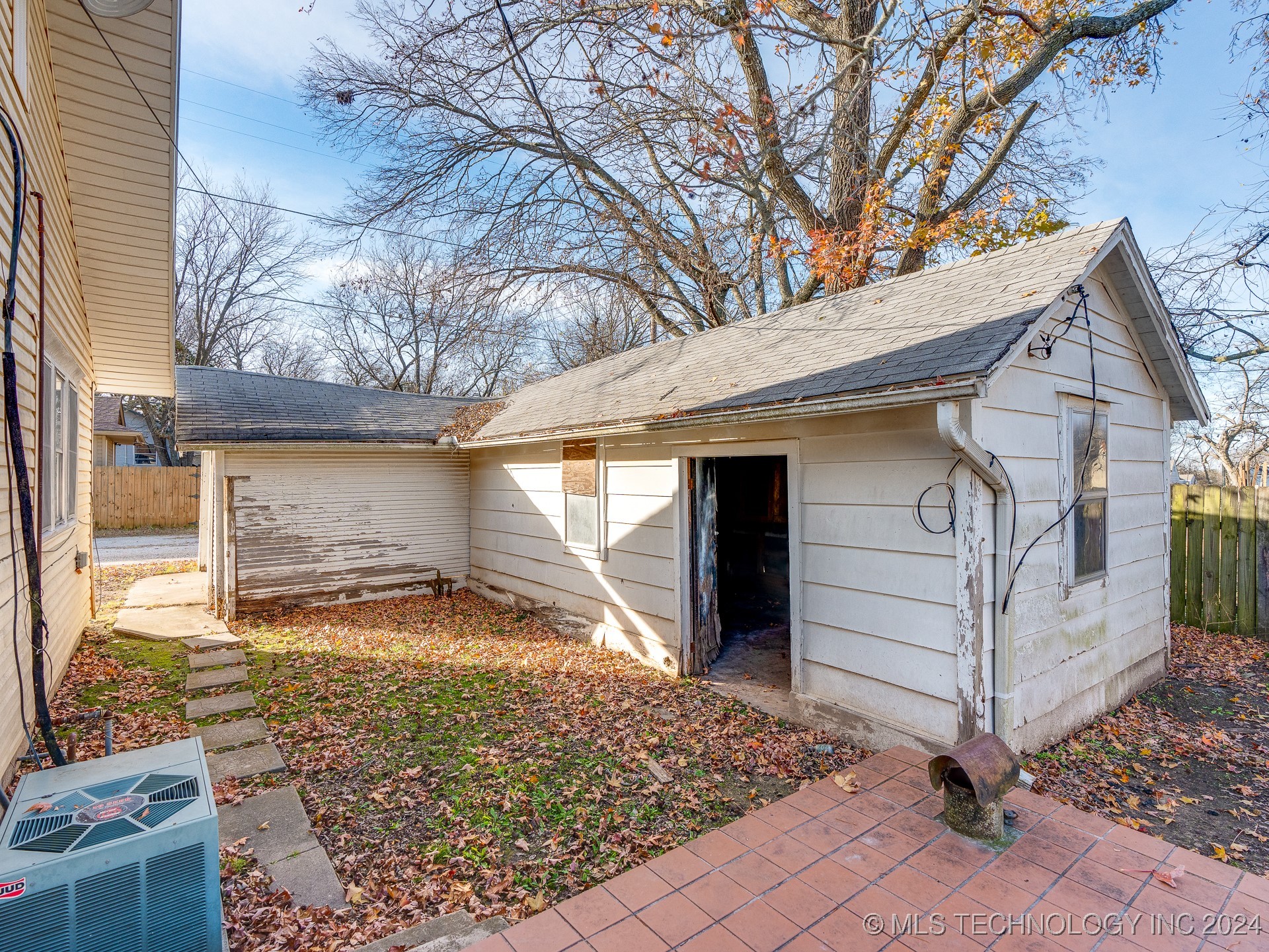 1225 S Johnston