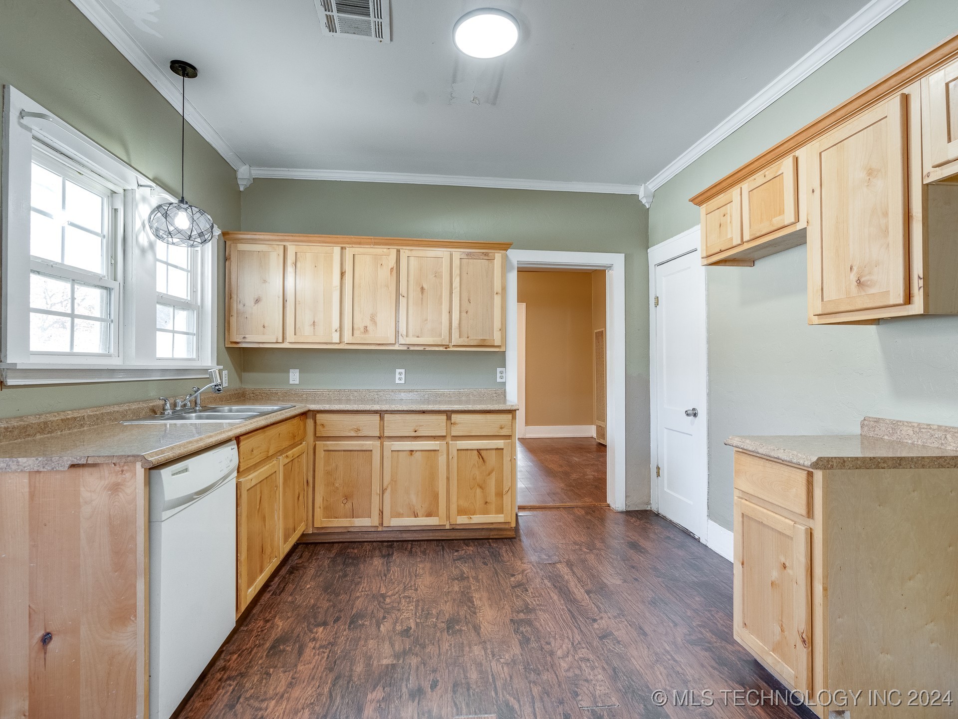 1225 S Johnston