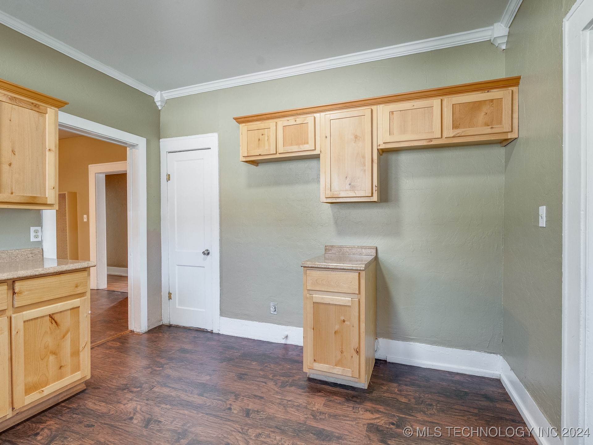 1225 S Johnston