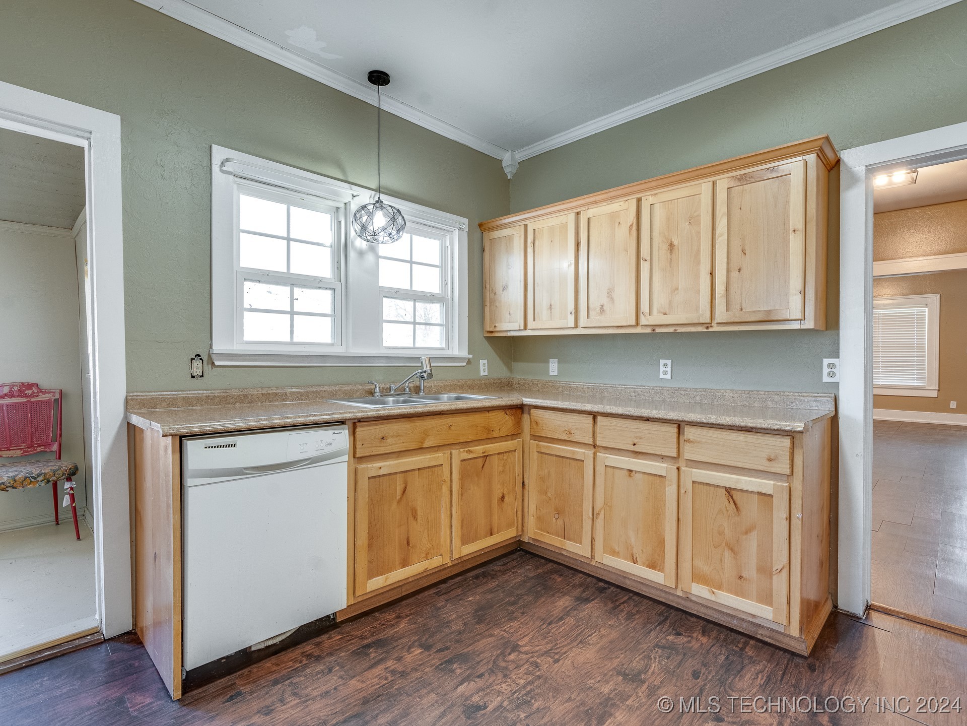 1225 S Johnston