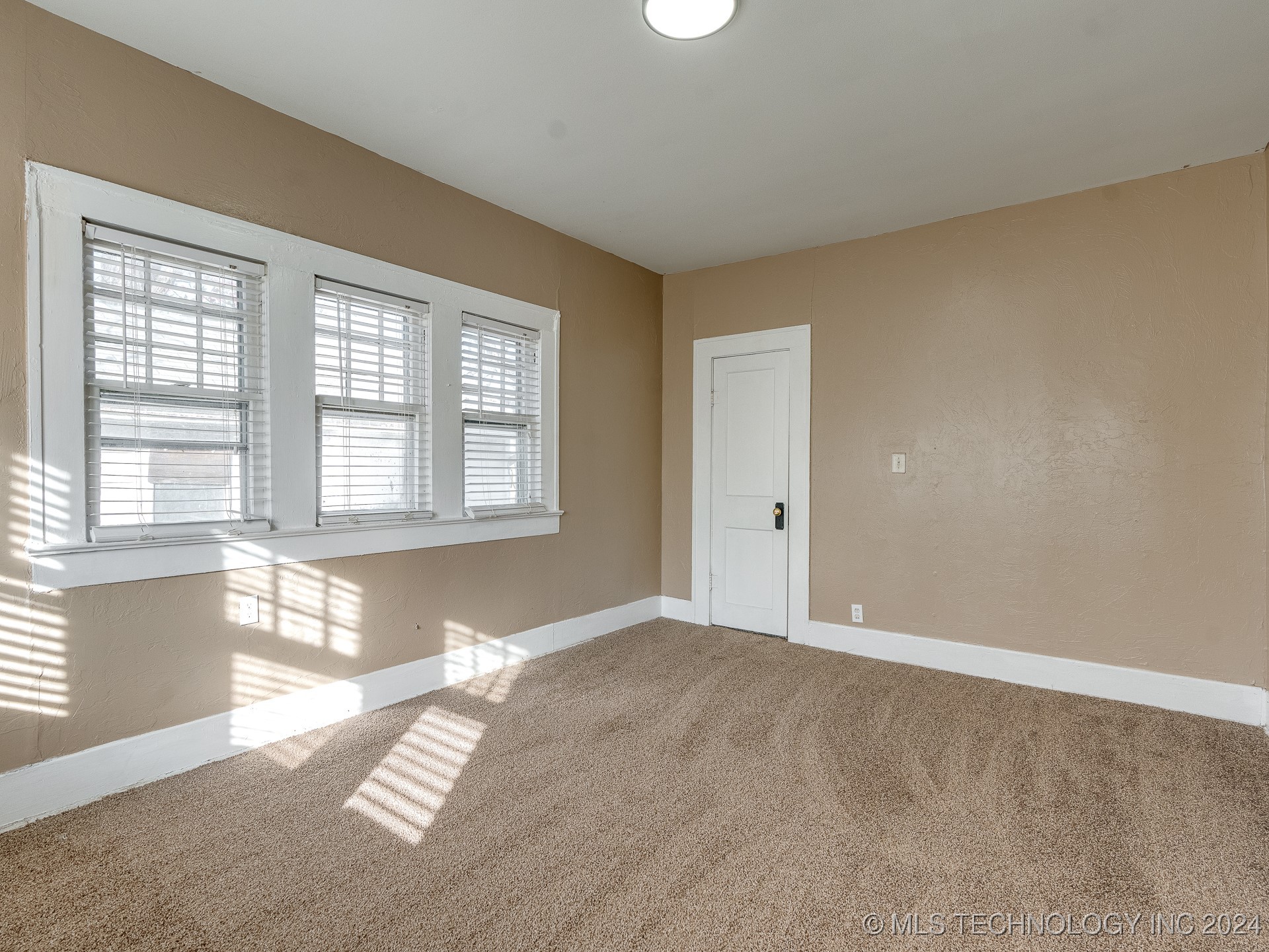 1225 S Johnston