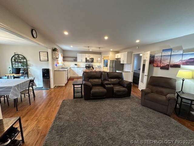 208 Lakeside