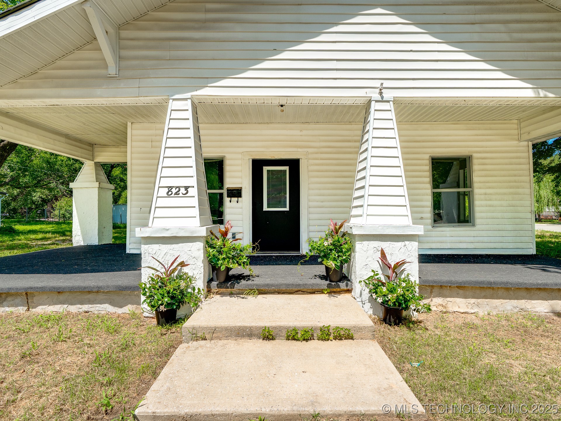823 N Oak