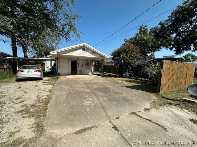 913 N Hinckley