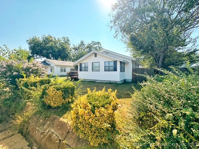 913 N Hinckley