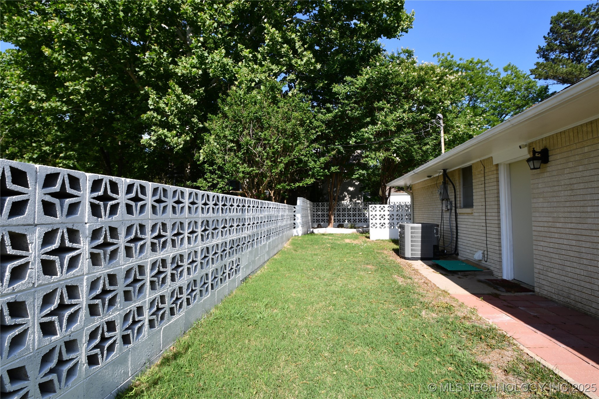 1604 Broadway Boulevard W